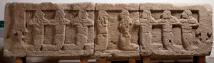 Cama funeraria hecha con tres bloques de toba, siglo VI a.C.