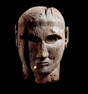 Cabeza de un hombre, escultura de madera con rastros de oro, siglo VII a.C. de Etruscan