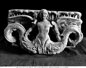 Repisa con la figura de Scilla de Etruscan