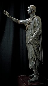 Arte etrusco romano: estatua de bronce de Aulo Metello llamado el Orador - 80 a.C., de Pila cerca de Perugia, Dim. 179 cm - Florencia, Museo Arqueológico - Retrato de Aule Metele también conocido como El Orador - Bronce romano-etrusco
