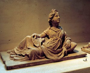 Arte etrusco: tapa de urna funeraria que representa a la esposa del difunto sosteniendo un abanico. Del monumento funerario de Chiusi (Toscana, Italia). Siglo II d.C. París, Museo del Louvre de Etruscan Etruscan