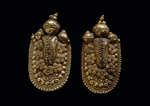 Arte etrusco: pendientes de oro Dim 6 cm. Florencia, Museo Arqueológico