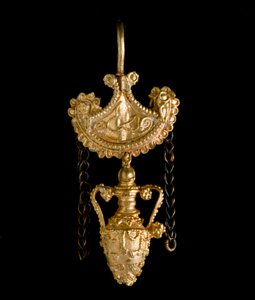 Arte etrusco: pendiente de oro. Siglo III a.C. De Cerveteri. Dim. 3,4 cm Roma, Museo de Villa Giulia de Etruscan Etruscan
