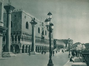 Fachada principal del Palacio Ducal con Riva degli Schiavoni, Venecia, Italia de Eugen Poppel