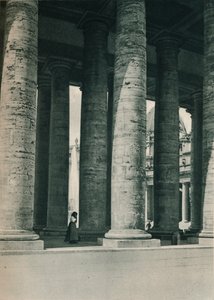 Parte de la columnata en la Plaza de San Pedro, Roma, Italia, c. 1926-1927 de Eugen Poppel