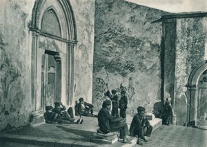 Descansando fuera de una iglesia, Taormina, Sicilia, Italia, 1927 de Eugen Poppel