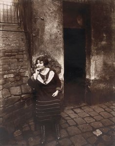 La Villette. Rue Asselin, prostituta esperando frente a su puerta de Eugène Atget