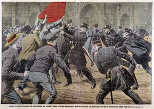 En Lille, la policía repele a los anticlericales que vienen, frente a la iglesia de San Mauricio, a protestar contra los católicos que celebran a Juana de Arco - dibujo de Damblans, en “Le Pèlerin” de Eugene Damblans