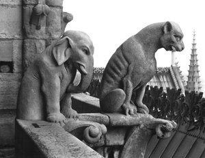 Gárgolas de elefante y león de la balaustrada de la Gran Galería de la fachada oeste, réplica de un original del siglo XII de Eugene Emmanuel Viollet le Duc