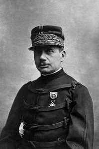 El General Gaston Borgnis Desbordes (1859-1901) militar francés estudiante de la escuela politécnica, después de una carrera militar en la artillería de marina, obtuvo el mando como jefe de las tropas de Indo China, fotografiado por Eugene Pirou hacia 1880 de Eugene Pirou