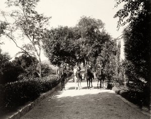 Un grupo de hombres uniformados a caballo en la granja Lo Zucco, Sicilia, c.1900 de Eugenio Interguglielmi