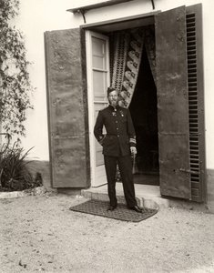 Retrato de un hombre uniformado en la granja Lo Zucco, Sicilia, 1900