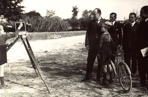 Mussolini posando con su hijo para un fotógrafo de Eugenio Risi