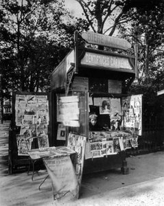 Quiosco en París, c.1910 de Eugène Atget