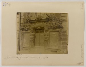 Puerta, fachada a la calle, hotel de Fieubet (hotel de la Valette, escuela Massillon), 2 quai des Célestins, 4º arrondissement, París de Eugène Atget