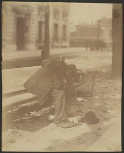 [Vagabundo sentado] de Eugène Atget