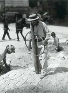 Pavimentador de Calles, 1910 de Eugène Atget