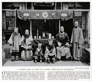 Una familia china en casa, la Institución Nacional de Atado de Pies (foto en blanco y negro) de European Photographer