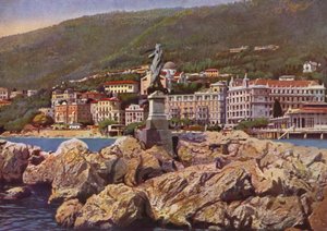 Opatija, ahora Opatija en Croacia: Madonna del Mare, al fondo la Iglesia de Santa María Anunciada (foto)