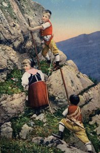 Niños escalando en los Alpes