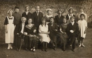 Retrato grupal de jóvenes en disfraz