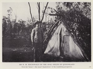 El Sr. R M Macdonald en los campos de ópalo de Queensland de European Photographer