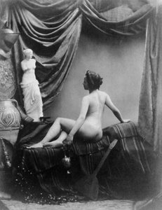Dama desnuda admirando la figura de la Venus de Milo (foto b/n) de European Photographer