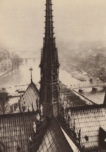 París: La fleche de Notre-Dame vue des tours; La aguja de Notre-Dame vista desde las torres (foto b/n) de European Photographer