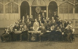 Retrato de un grupo de hombres, posiblemente un club de esgrima de European Photographer