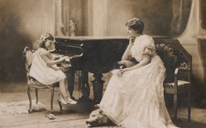 Retrato de una mujer observando a una niña tocando el piano (foto b/n) de European Photographer
