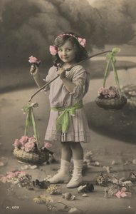 Retrato de una niña joven llevando cestas de flores