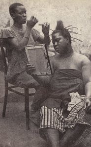 Mujer de África Occidental arreglándose el cabello (foto en blanco y negro) de European Photographer