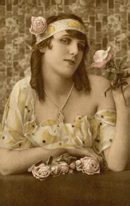 Mujer posando con flores (foto en color) de European Photographer