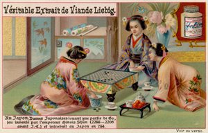 Mujeres japonesas juegan a un juego de mesa de European School
