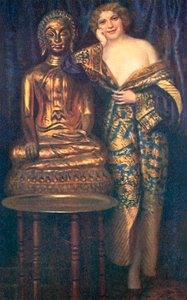 Mujer semidesnuda vestida con una túnica junto a una estatua dorada de Buda (litografía en color)