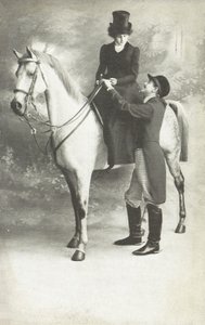 Mujer y hombre en traje de montar (foto b/n) de European School