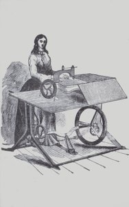 Mujer usando una máquina de coser de European School