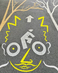 Ciclista y señalización, c.2020-24 (arte digital) de Evan Sklar