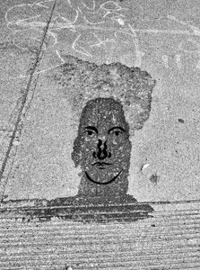 Face On Sidwalk, c.2020-24 (arte digital) de Evan Sklar