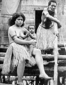 Una madre y su hijo, Papúa, Nueva Guinea, 1936 de Ewing Galloway