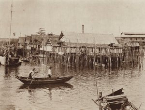 Casas de pescadores construidas sobre pilotes sobre el agua, Singapur (fotografía en B/N) de Ewing Galloway