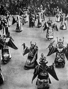 Bailarines enmascarados, Tíbet, 1936 de Ewing Galloway