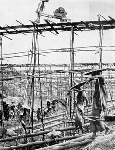 Métodos primitivos en el distrito de estaño más rico del mundo, Taiping, China, 1936 de Ewing Galloway