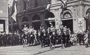 Álbum "Duce": Benito Mussolini a caballo desfilando por las calles de Ferrara (foto en b/n)