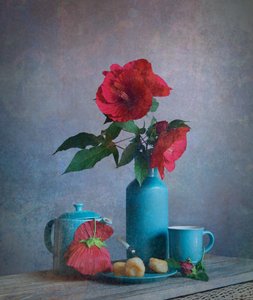 Naturaleza muerta con flores rojas y turquesa de Fangping Zhou