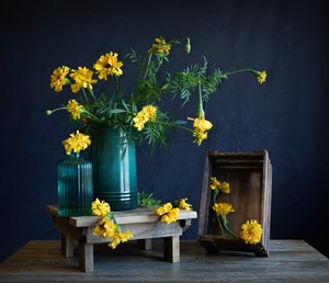 Naturaleza muerta con caléndulas de colores vivos