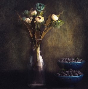 Naturaleza muerta con bayas y flores de Moody de Farid Kazamil