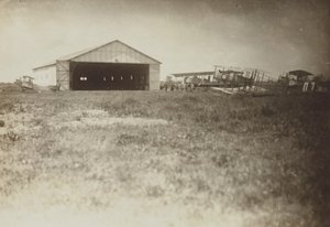 [Aviones en un campo] de Fedele Azari