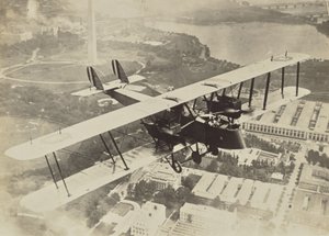 [Avión volando sobre Washington D.C.]