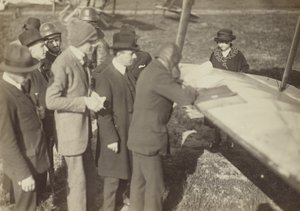 [Grupo alrededor del borde de un ala de un Caproni Ca. 3 (avión)]